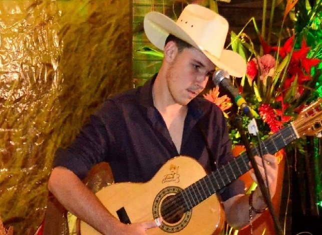 Cantor sertanejo morre aos 19 anos após cirurgia para retirada de tumor no cérebro