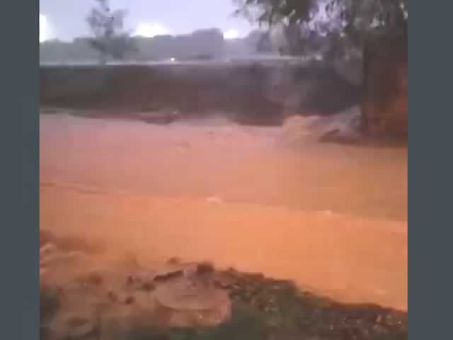Fortes chuvas em Colíder inundam casas e derruba portão.(Vídeo)