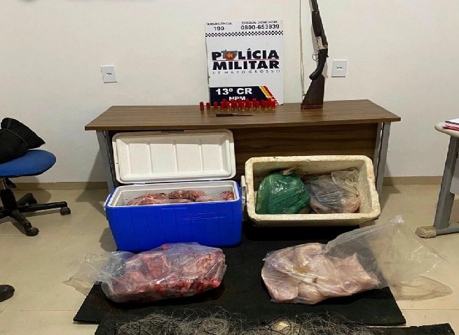 Homem é preso transportando espingarda e carne de cateto e jacaré