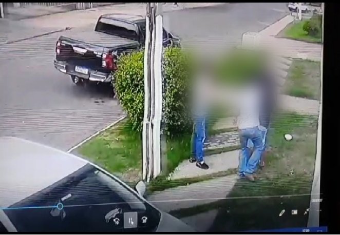 Homem é sequestrado por três pessoas e colocado dentro de caminhonete Hilux; VEJA VÍDEO