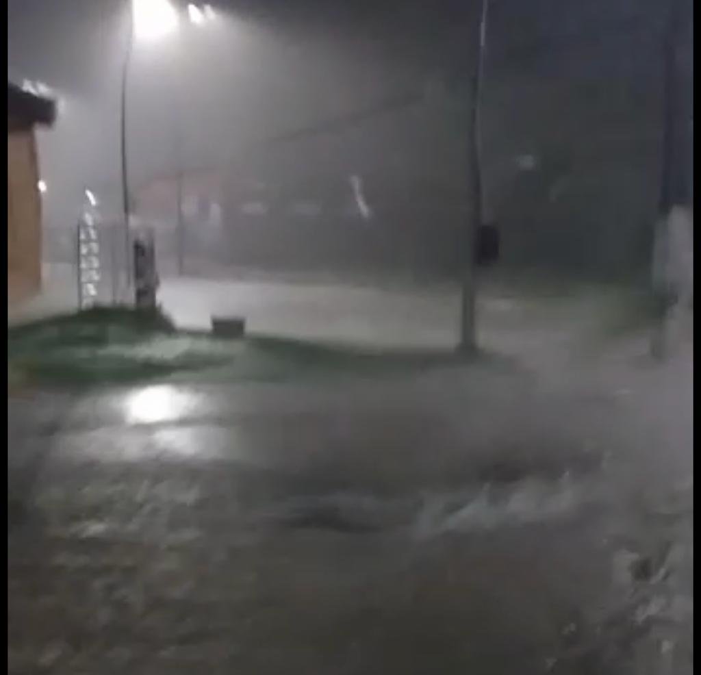 Lago dos pioneiros de Colíder transborda após fortes chuvas.