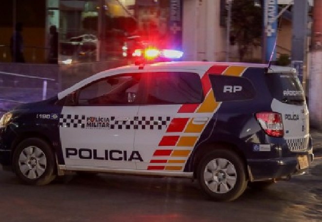 Jovem é assassinado a tiros dentro da sala de casa