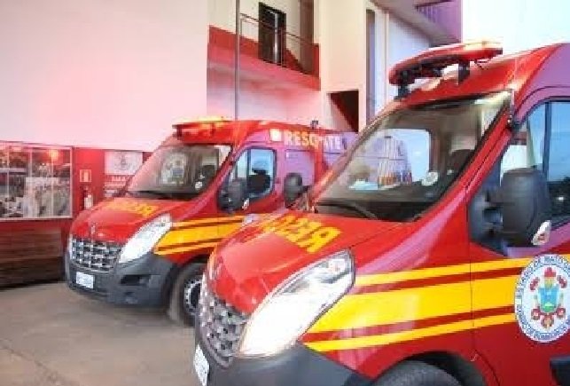 Carro capota na BR-163 e cinco pessoas são socorridas pelo Corpo de Bombeiros