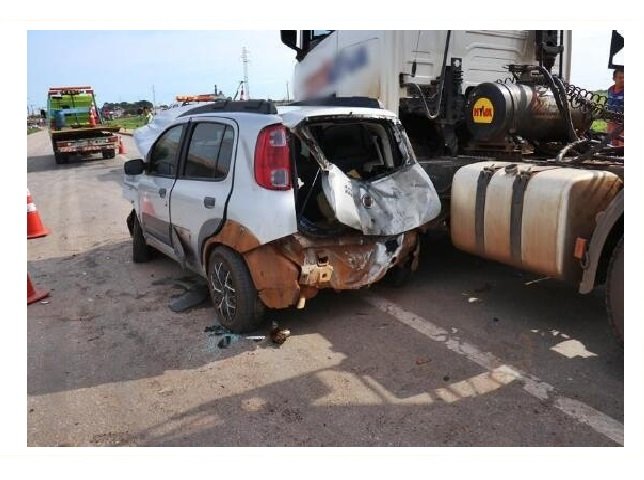 Carro colide em carreta estacionada