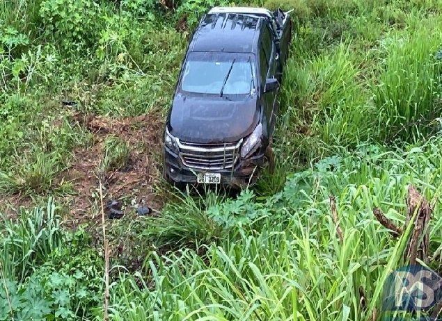 Mulher perde controle da direção e carro capota na BR-163