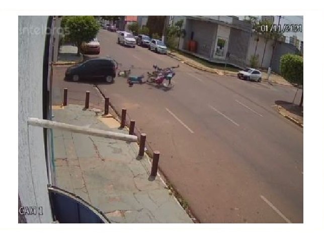 Agente de saúde morre após moto atingir carro em cruzamento