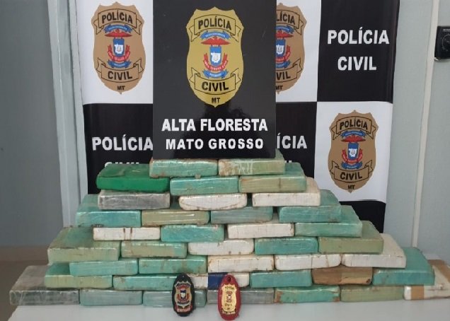 Blitz resulta na apreensão de 39 tabletes de cocaína em fundo falso de caminhonete