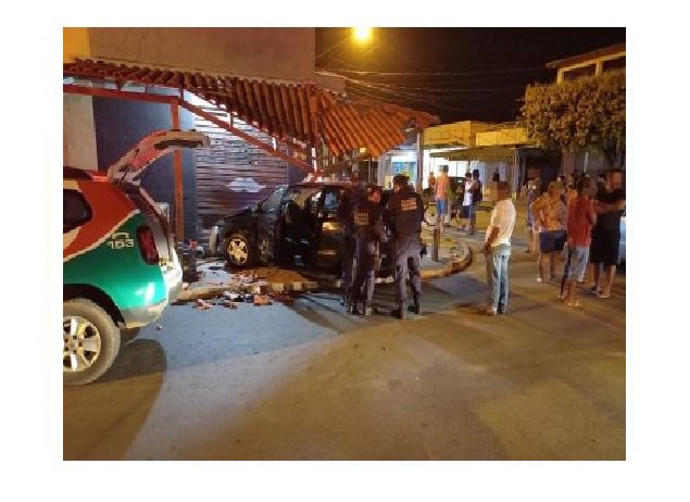 Carro desgovernado invade e destrói parte de distribuidora