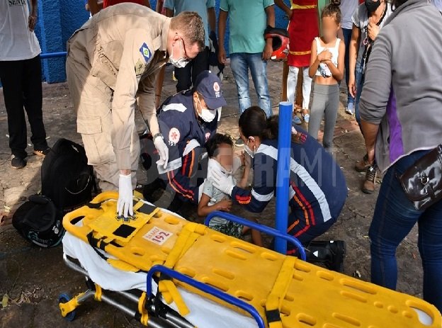 Criança de quatro anos é atropelada por motociclista