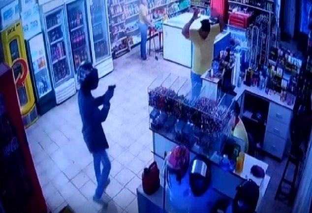 Homem morre em confronto com policiais após roubar conveniência; veja vídeos