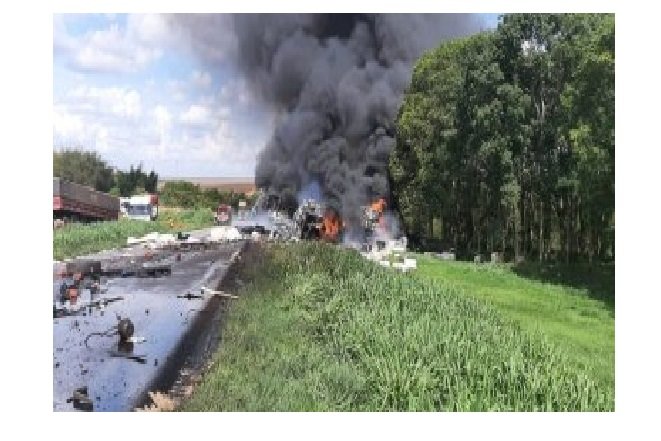Carretas pegam fogo após acidente em MT; caminhoneiro morre