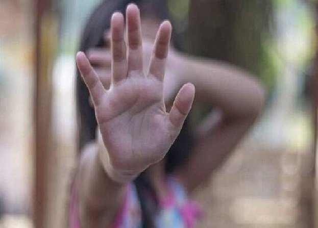 Homem é detido acusado de abusar sexualmente da enteada de 9 anos