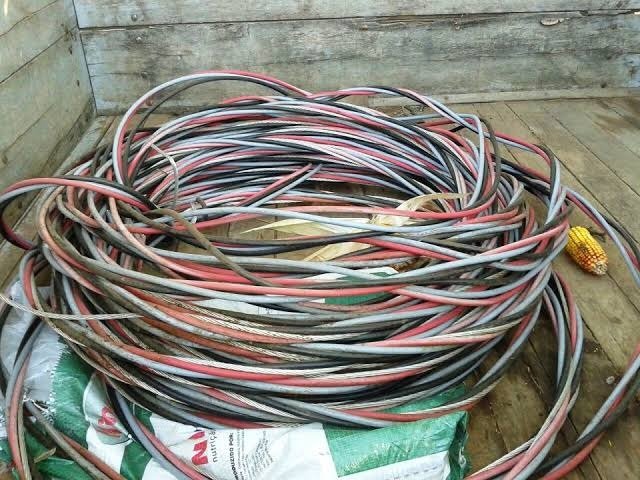 Homem é preso após arrancar fios de parede de casa em construção