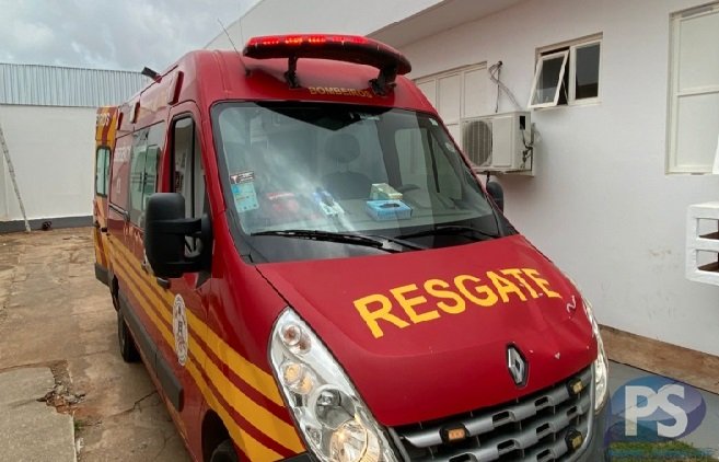 Homem cai de altura de 3 metros ao fazer conserto no telhado