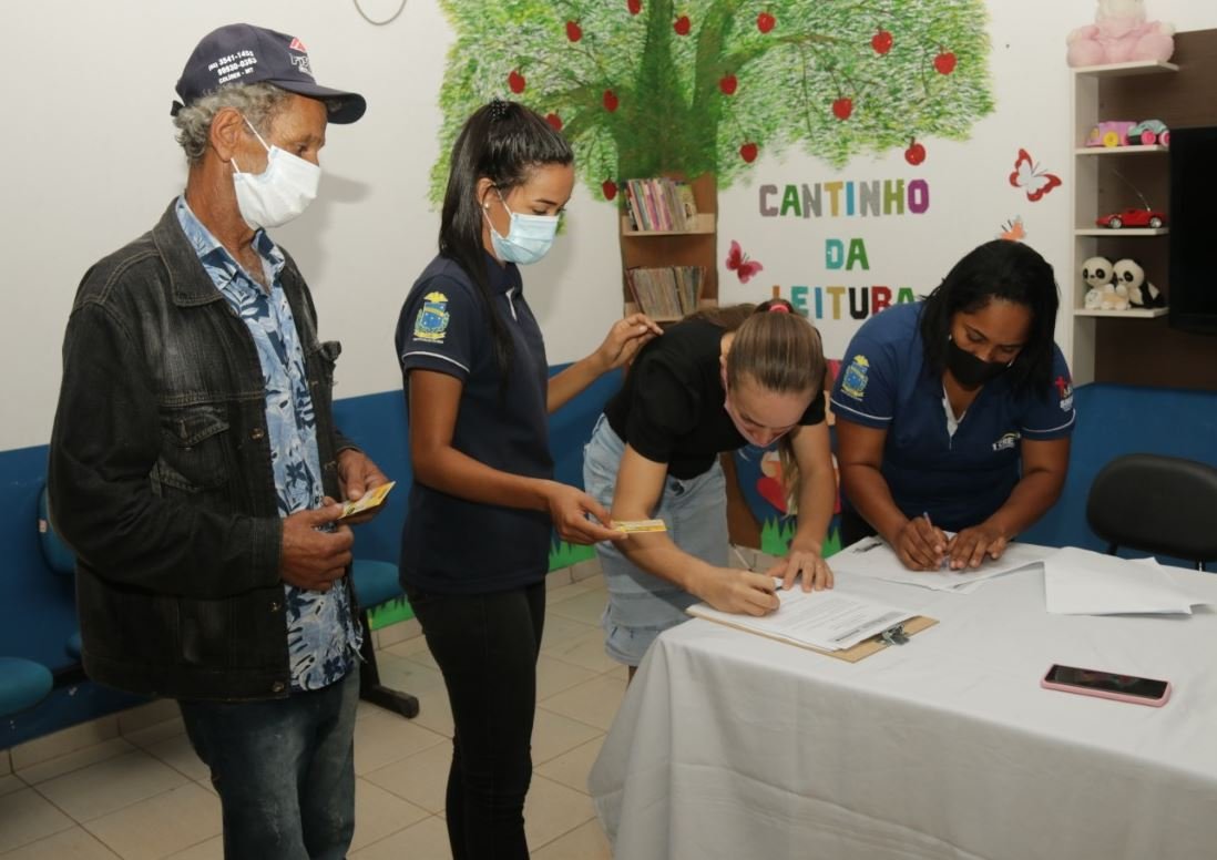 Cartões do Ser Família estão sendo entregues no CRAS e estabelecimentos precisam se credenciar