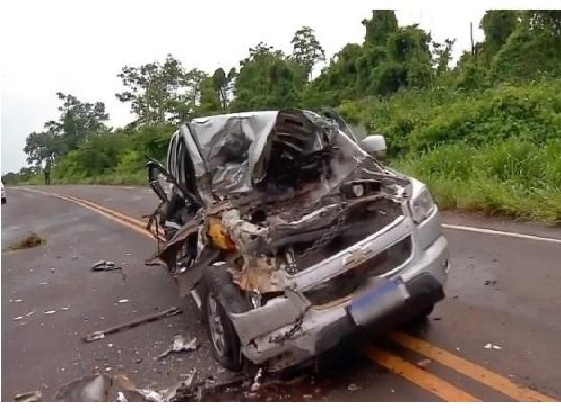 Motorista não vê sinalização e bate S10 violentamente contra caminhão