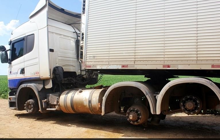 Homens amarram motorista e roubam pneus de carreta em Mutum