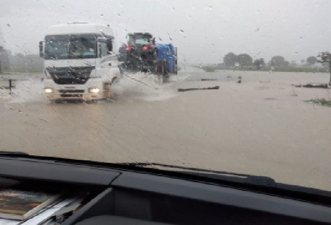 Chuva intensa alaga MT-320 próximo ao rio Teles Pires; tráfego flui normalmente