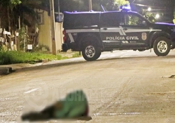 Homem é executado no meio da rua com seis disparos de arma de fogo