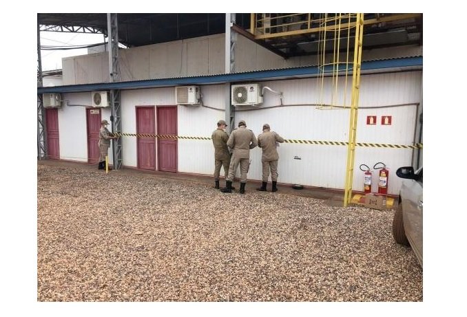 Corpo de bombeiros interditam e multam frigorifico