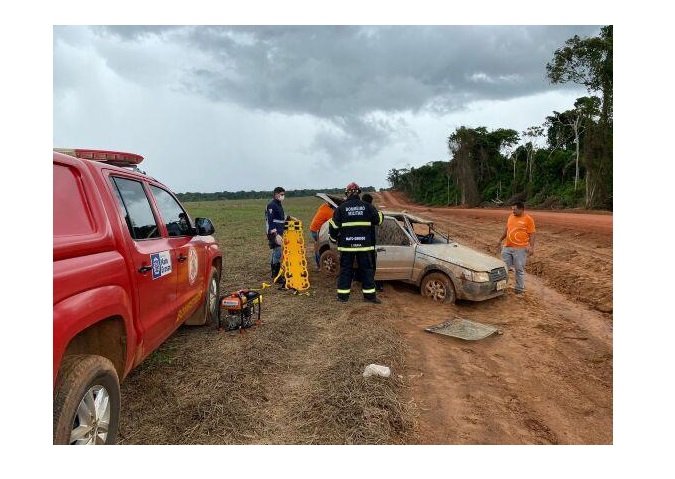 Bombeiros socorrem homem que capotou carro na zona rural