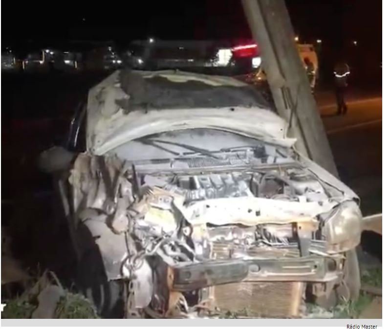 Ladrões roubam carro e batem em poste durante fuga