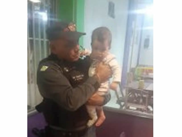 Pais correm com filho engasgado na chuva e PMs salvam bebê em MT
