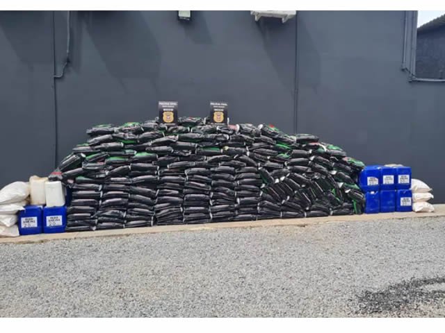 Polícia apreende 1,3 tonelada de defensivos contrabandeados e prende dois suspeitos