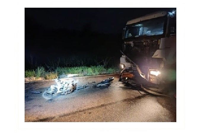 Casal morre em acidente entre moto e carreta em rodovia