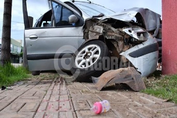 Quatro pessoas ficam feridas em grave acidente