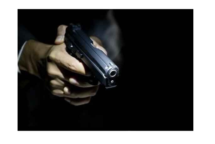 Policial exibe pistola dentro de boate e acaba preso pela PM