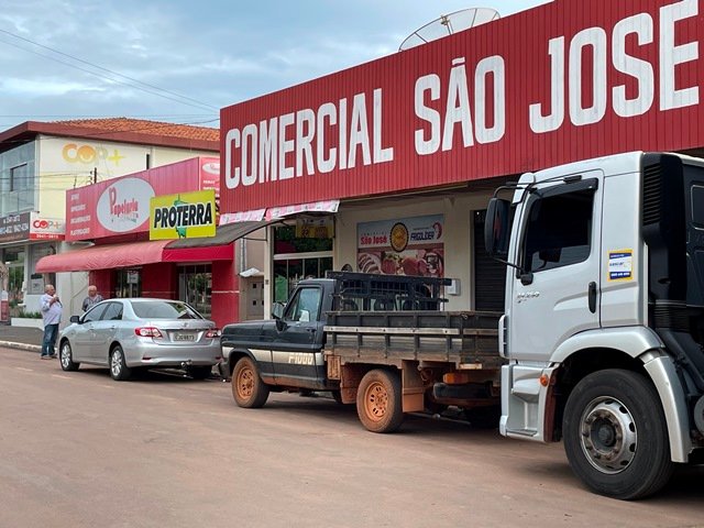 Enquanto à cidade dorme, esses comerciantes em Colíder já estão trabalhando. (Fotos)