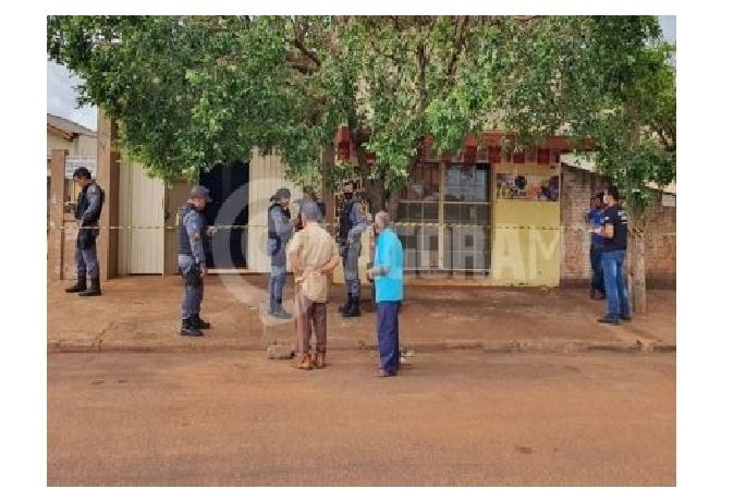 Idoso é encontrado morto dentro de casa sobre poça de sangue