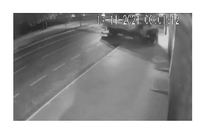 Bandido furta caminhão, perde o controle e bate em parede de loja