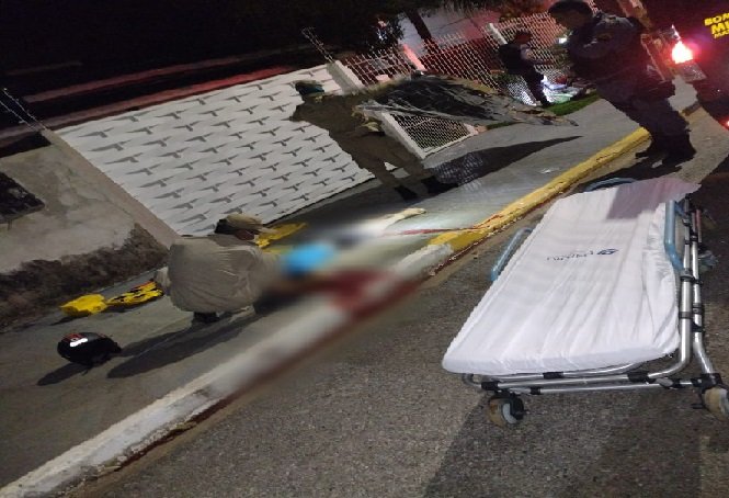 Motociclista fica gravemente ferido após perder controle e atingir árvore