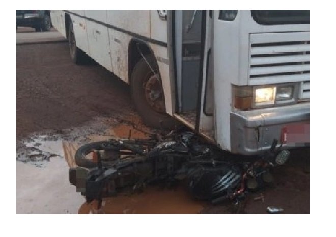 Motociclista sai ileso após ter moto esmagada por ônibus