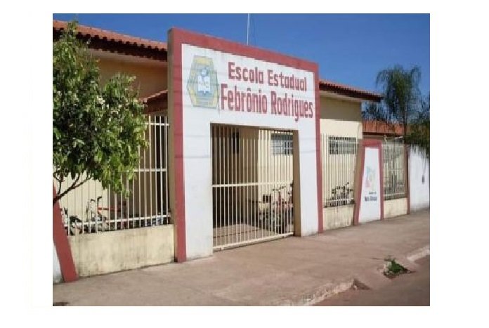 Mulher agride criança de 11 anos por cadeira em sala de aula
