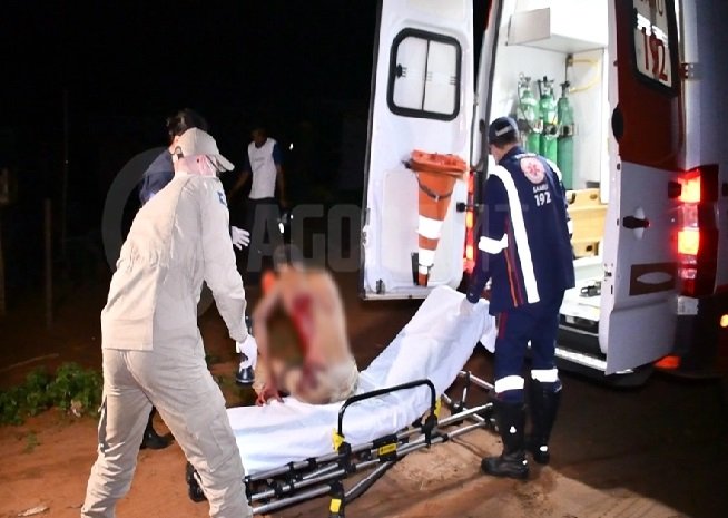 Vítima tem pulmão exposto após ser atingida com golpes de faca e foice