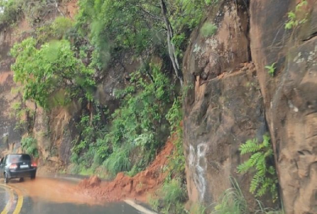 Chuvas causam deslizamento de terra no Portão do Inferno
