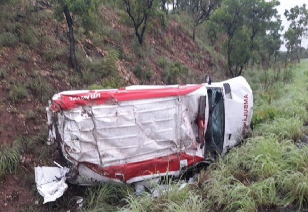 Paciente do SUS morre após ambulância aquaplanar e capotar