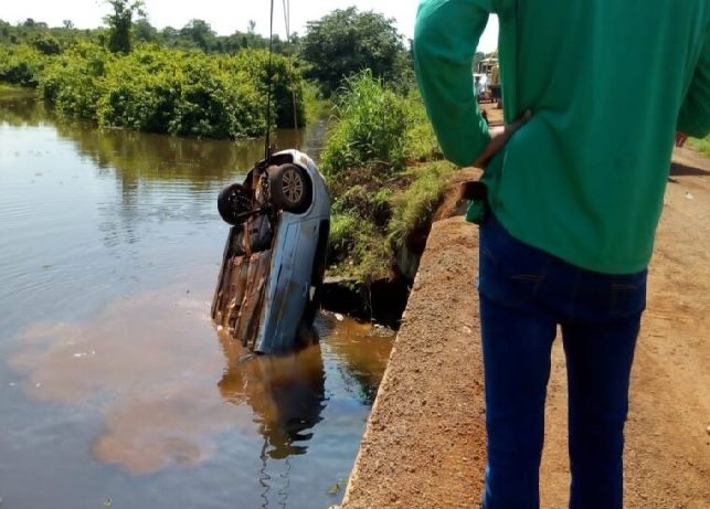 Carro cai em rio ao bater em caminhão que resgatava outro veículo submerso e atinge bombeiro