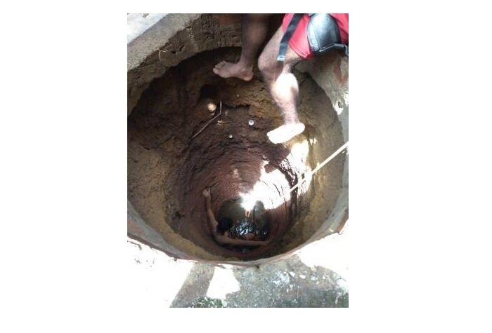 Menina de 2 anos cai em poço de 8 metros, mãe pula para salvar