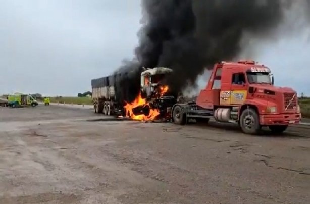 Motoristas denunciam suposto 'descaso' de concessionária após caminhão ser consumido pelo fogo na BR-163