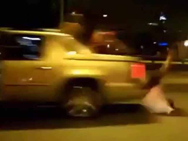 Filho joga idoso para fora de carro; vítima bate cabeça contra meio-fio