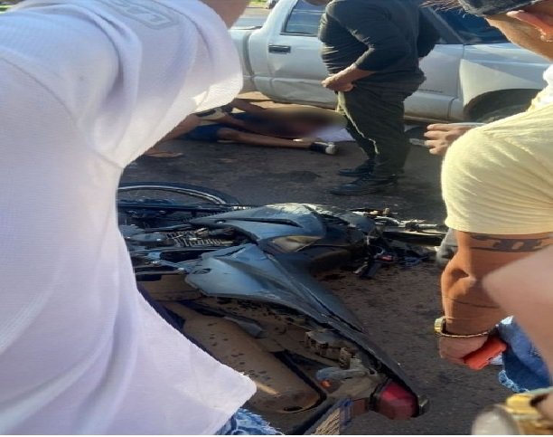 Jovem morre em grave acidente entre moto e caminhonete