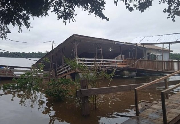 Flutuante que servia de bar afunda parcialmente no rio Teles Pires