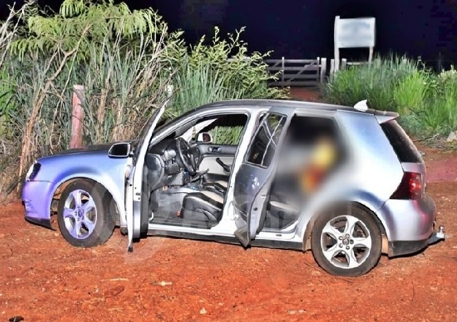 Homem com tornozeleira eletrônica é executado a tiros dentro de carro em possível emboscada