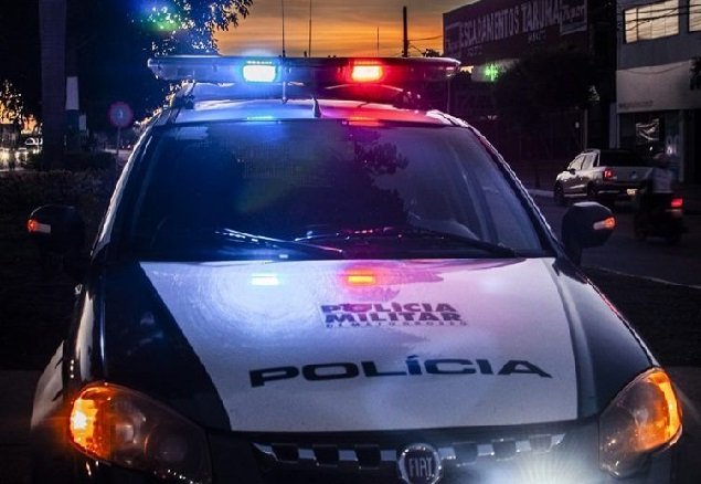 Homem vai visitar o filho na casa da ex e acaba a espancando