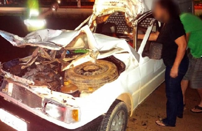 Veículo bate em traseira de caminhão sem sinalização na MT-320, dois ficam feridos