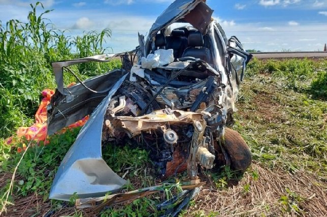 Carro bate de frente com ônibus e uma pessoa morre e duas ficam feridas